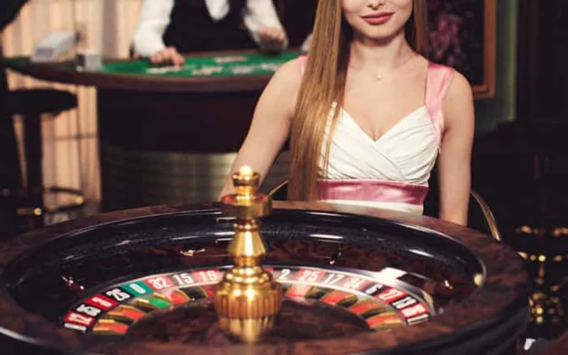 Crupier en una mesa de ruleta de casino en vivo