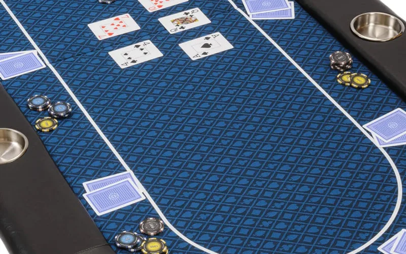 Mesa de poker azul con cartas y fichas