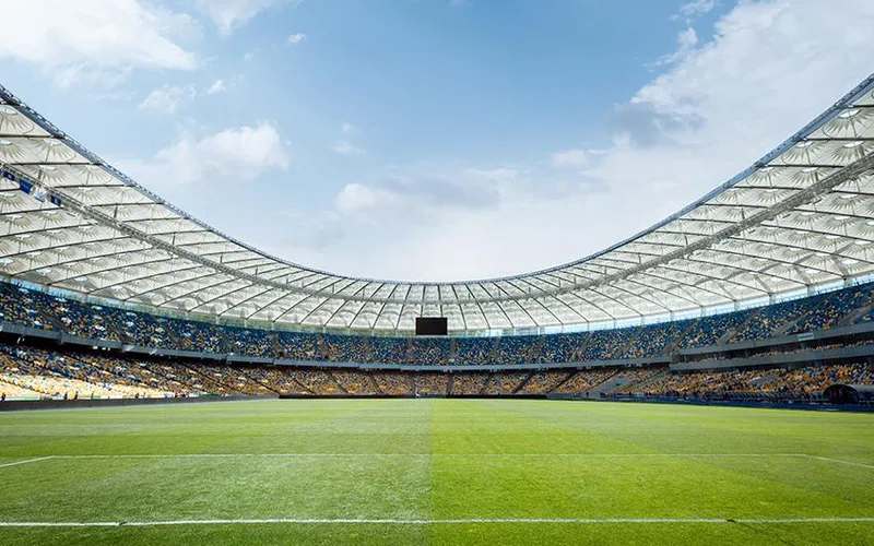 Estadio de fútbol iluminado para la sección Deportes
